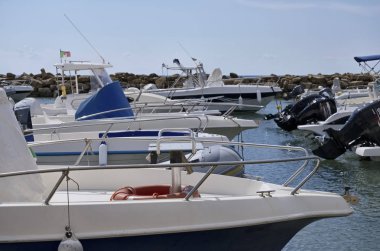 İtalya, Sicilya, Akdeniz, Punta Secca (Ragusa eyaletinde); 10 Ekim 2018, motorlu tekneler limanda - Editörden