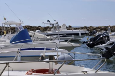 İtalya, Sicilya, Akdeniz, Punta Secca (Ragusa eyaletinde); 10 Ekim 2018, motorlu tekneler limanda - Editörden