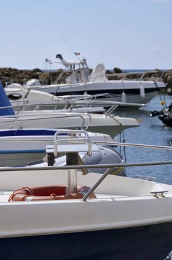İtalya, Sicilya, Akdeniz, Punta Secca (Ragusa eyaletinde); 10 Ekim 2018, motorlu tekneler limanda - Editörden