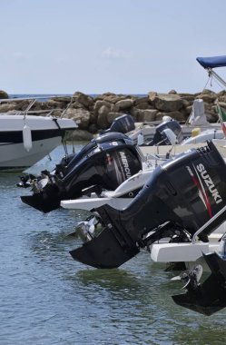İtalya, Sicilya, Akdeniz, Punta Secca (Ragusa eyaletinde); 10 Ekim 2018, motorlu tekneler limanda - Editörden