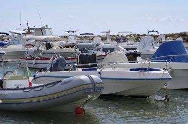 İtalya, Sicilya, Akdeniz, Punta Secca (Ragusa eyaletinde); 10 Ekim 2018, motorlu tekneler limanda - Editörden