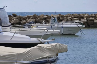 İtalya, Sicilya, Akdeniz, Punta Secca (Ragusa eyaletinde); 10 Ekim 2018, motorlu tekneler limanda - Editörden