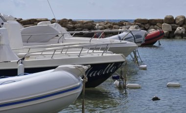 İtalya, Sicilya, Akdeniz, Punta Secca (Ragusa eyaletinde); 10 Ekim 2018, motorlu tekneler limanda - Editörden