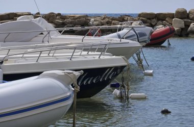 İtalya, Sicilya, Akdeniz, Punta Secca (Ragusa eyaletinde); 10 Ekim 2018, motorlu tekneler limanda - Editörden