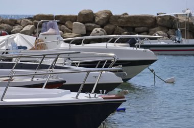 İtalya, Sicilya, Akdeniz, Punta Secca (Ragusa eyaletinde); 10 Ekim 2018, motorlu tekneler limanda - Editörden