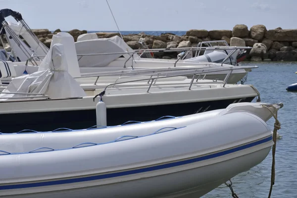 İtalya, Sicilya, Akdeniz, Punta Secca (Ragusa eyaletinde); 10 Ekim 2018, motorlu tekneler limanda - Editörden