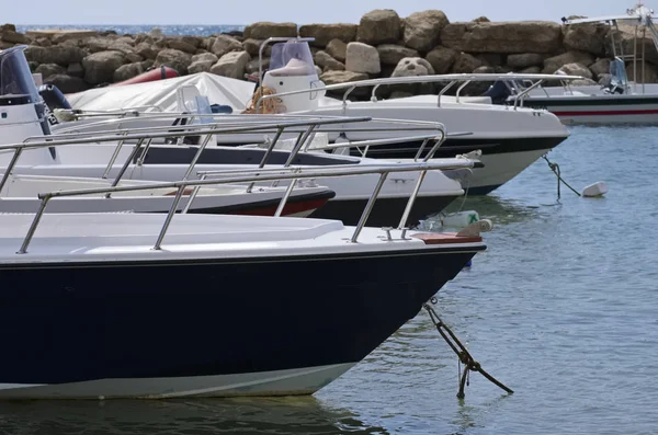 İtalya, Sicilya, Akdeniz, Punta Secca (Ragusa eyaletinde); 10 Ekim 2018, motorlu tekneler limanda - Editörden