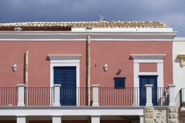 İtalya, Sicilya, Akdeniz, Punta Secca (Ragusa Eyaleti), deniz kenarında eski bir Sicilya taş evinin ön cephesi, barok süsler.