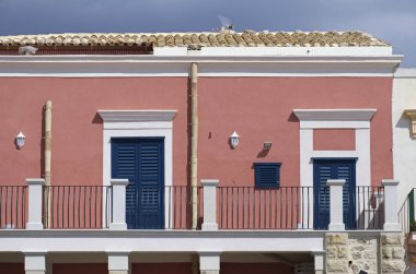 İtalya, Sicilya, Akdeniz, Punta Secca (Ragusa Eyaleti), deniz kenarında eski bir Sicilya taş evinin ön cephesi, barok süsler.