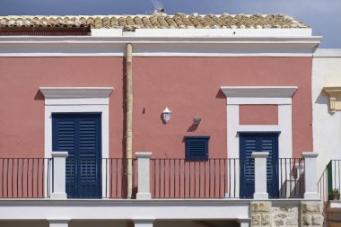 İtalya, Sicilya, Akdeniz, Punta Secca (Ragusa Eyaleti), deniz kenarında eski bir Sicilya taş evinin ön cephesi, barok süsler.