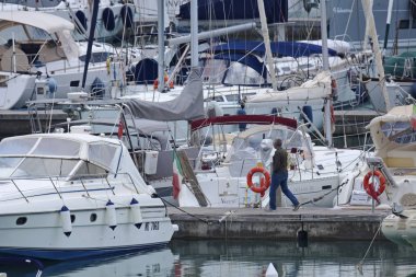 İtalya, Sicilya, Akdeniz, Marina di Ragusa; 12 Ekim 2018, insanlar ve liman - editoryal Lüks Yatlar