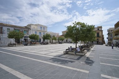 İtalya, Sicilya, Akdeniz, Marina di Ragusa (Ragusa eyaletinde); 12 Ekim 2018, şehrin - editoryal merkezi kare insanlarda