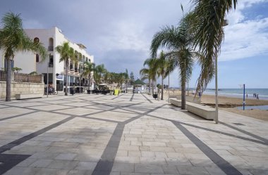 İtalya, Sicilya, Akdeniz, Marina di Ragusa (Ragusa eyaletinde); 12 Ekim 2018, palmiye ağaçları - yazı işleri ile deniz görünümü