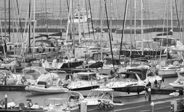 İtalya, Sicilya, Akdeniz, Marina di Ragusa; 14 Ekim 2018, Lüks Yatlar liman bir yağmurlu günde - Editörden