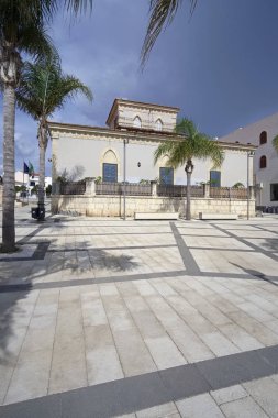 İtalya, Sicilya, Akdeniz, Marina di Ragusa (Ragusa eyaletinde); 12 Ekim 2018, palmiye ağaçları - yazı işleri ile deniz görünümü