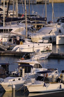 İtalya, Sicilya, Akdeniz, Marina di Ragusa; 15 Ekim 2018, insanlar, tekneler ve Lüks Yatlar Port - Editörden