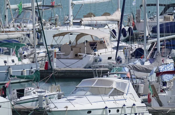 意大利 西西里岛 地中海 拉古萨的滨海堤 2018年10月16日 在港口的豪华游艇 — 图库照片