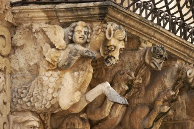 İtalya, Sicilya, Scicli (Ragusa ili), Unesco Baroque Fava Sarayı cephesi, bir balkon altında süslü heykeller (M.S. 18..)