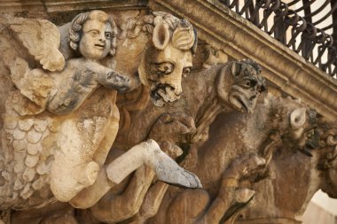 İtalya, Sicilya, Scicli (Ragusa ili), Unesco Baroque Fava Sarayı cephesi, bir balkon altında süslü heykeller (M.S. 18..)