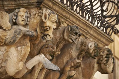 İtalya, Sicilya, Scicli (Ragusa ili), Unesco Baroque Fava Sarayı cephesi, bir balkon altında süslü heykeller (M.S. 18..)