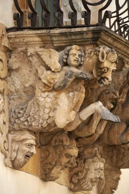 İtalya, Sicilya, Scicli (Ragusa ili), Unesco Baroque Fava Sarayı cephesi, bir balkon altında süslü heykeller (M.S. 18..)
