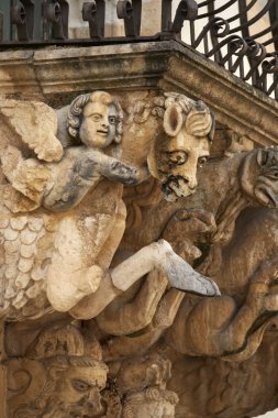 İtalya, Sicilya, Scicli (Ragusa ili), Unesco Baroque Fava Sarayı cephesi, bir balkon altında süslü heykeller (M.S. 18..)