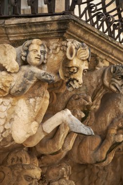 İtalya, Sicilya, Scicli (Ragusa ili), Unesco Baroque Fava Sarayı cephesi, bir balkon altında süslü heykeller (M.S. 18..)