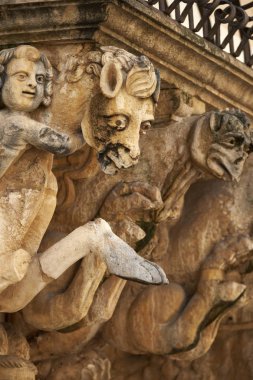 İtalya, Sicilya, Scicli (Ragusa ili), Unesco Baroque Fava Sarayı cephesi, bir balkon altında süslü heykeller (M.S. 18..)