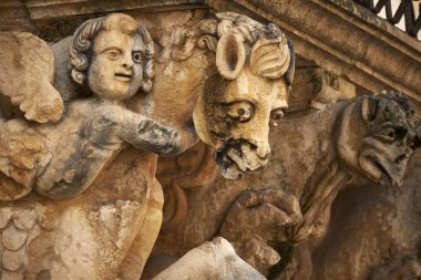İtalya, Sicilya, Scicli (Ragusa ili), Unesco Baroque Fava Sarayı cephesi, bir balkon altında süslü heykeller (M.S. 18..)