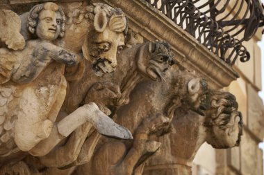 İtalya, Sicilya, Scicli (Ragusa ili), Unesco Baroque Fava Sarayı cephesi, bir balkon altında süslü heykeller (M.S. 18..)
