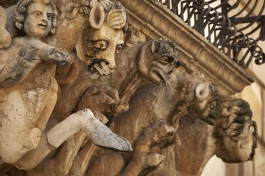 İtalya, Sicilya, Scicli (Ragusa ili), Unesco Baroque Fava Sarayı cephesi, bir balkon altında süslü heykeller (M.S. 18..)