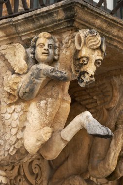 İtalya, Sicilya, Scicli (Ragusa ili), Unesco Baroque Fava Sarayı cephesi, bir balkon altında süslü heykeller (M.S. 18..)