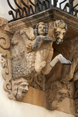 İtalya, Sicilya, Scicli (Ragusa ili), Unesco Baroque Fava Sarayı cephesi, bir balkon altında süslü heykeller (M.S. 18..)