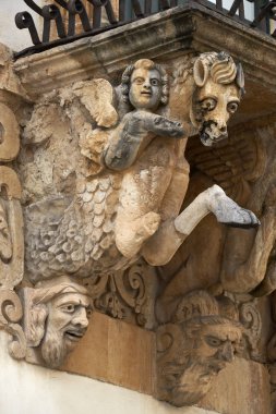 İtalya, Sicilya, Scicli (Ragusa ili), Unesco Baroque Fava Sarayı cephesi, bir balkon altında süslü heykeller (M.S. 18..)