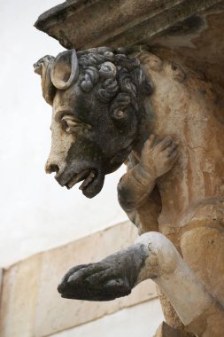 İtalya, Sicilya, Scicli (Ragusa eyaletinde), Unesco Barok Fava Palace cephe, süs heykel (18. yüzyıl a.C balkon altında.)