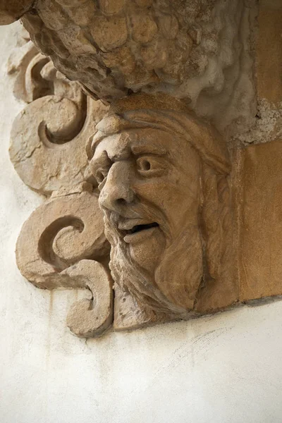 イタリア シチリア島 シクリ ラグーザ県 ユネスコ バロック ファヴァ宮殿の外観 バルコニー 世紀の交流の下で装飾用の像 — ストック写真