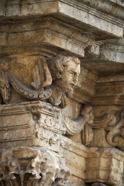 İtalya, Sicilya, Scicli (Ragusa eyaletinde), Unesco Barok Fava Palace cephe, süs heykel (18. yüzyıl a.C balkon altında.)