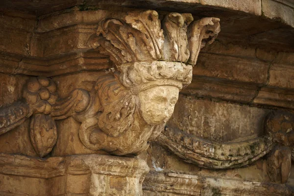 İtalya, Sicilya, Scicli (Ragusa eyaletinde), Unesco Barok Fava Palace cephe, süs heykel (18. yüzyıl a.C balkon altında.)