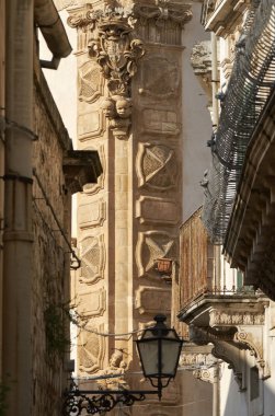 İtalya, Sicilya, Scicli (Ragusa eyaletinde), Barok Beneventano Palace cephesi ile süs heykeller