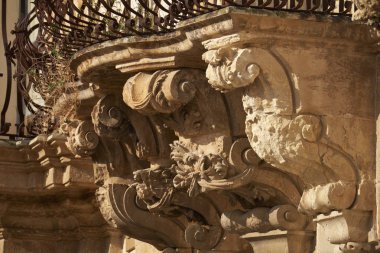 İtalya, Sicilya, Scicli (Ragusa eyaletinde), Barok Beneventano Palace cephe, altında bir balkon süs heykeller