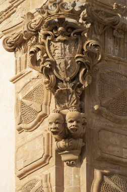 İtalya, Sicilya, Scicli (Ragusa eyaletinde), Barok Beneventano Palace cephesi ile süs heykeller