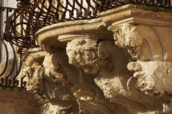 イタリア シチリア島 シクリ ラグーザ県 バロック様式の Beneventano 宮殿の外観 バルコニーの下で観賞用の仏像 — ストック写真