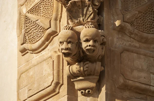 イタリア シチリア島 シクリ ラグーザ県 観賞用の仏像とバロック様式の Beneventano 宮殿のファサード — ストック写真