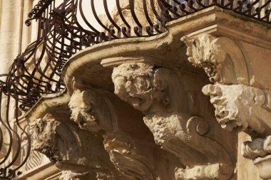 İtalya, Sicilya, Scicli (Ragusa eyaletinde), Barok Beneventano Palace cephe, altında bir balkon süs heykeller