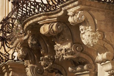 İtalya, Sicilya, Scicli (Ragusa eyaletinde), Barok Beneventano Palace cephe, altında bir balkon süs heykeller