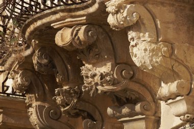 İtalya, Sicilya, Scicli (Ragusa eyaletinde), Barok Beneventano Palace cephe, altında bir balkon süs heykeller