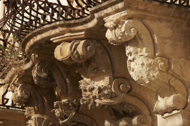 İtalya, Sicilya, Scicli (Ragusa eyaletinde), Barok Beneventano Palace cephe, altında bir balkon süs heykeller