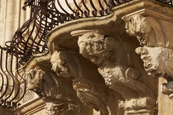 İtalya, Sicilya, Scicli (Ragusa eyaletinde), Barok Beneventano Palace cephe, altında bir balkon süs heykeller