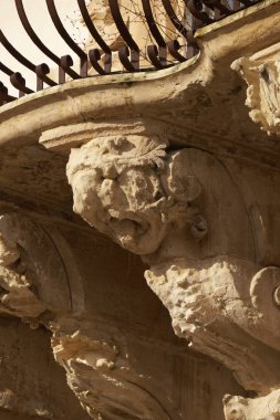 İtalya, Sicilya, Scicli (Ragusa eyaletinde), Barok Beneventano Palace cephe, altında bir balkon süs heykeller