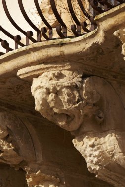 İtalya, Sicilya, Scicli (Ragusa eyaletinde), Barok Beneventano Palace cephe, altında bir balkon süs heykeller